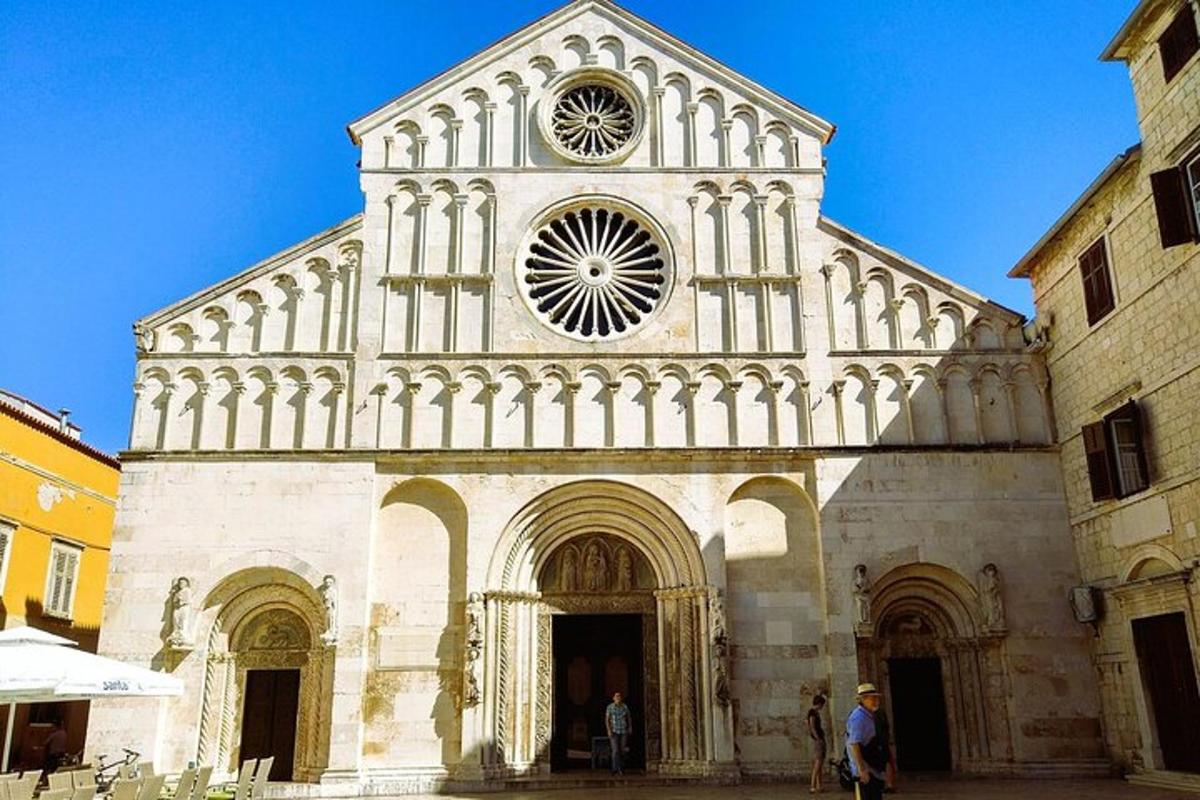 una grande chiesa con un orologio in cima