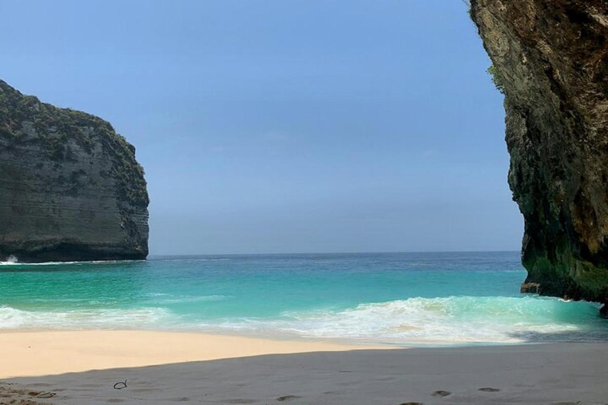 una playa con un acantilado y el océano