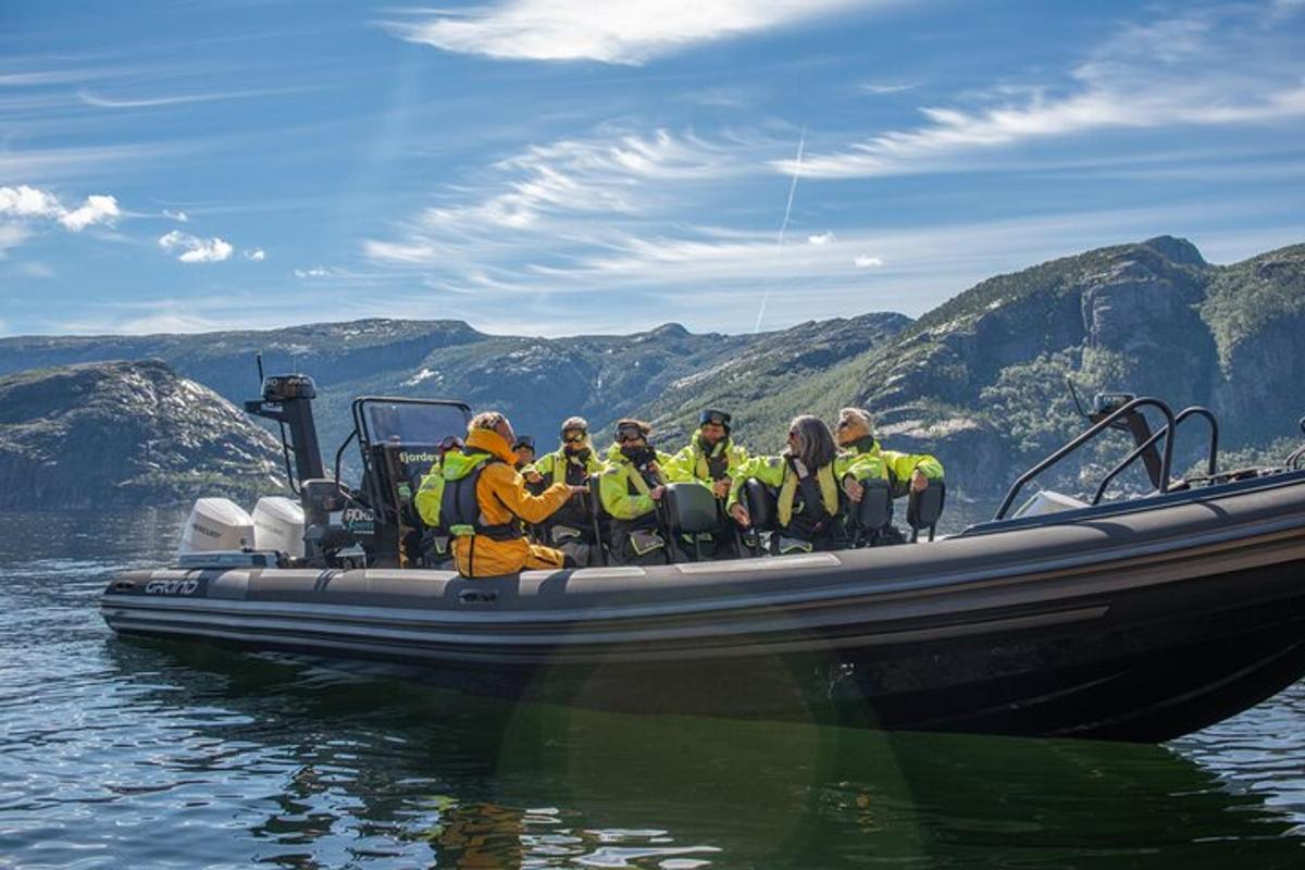egy csoport ember egy csónakban a vízen