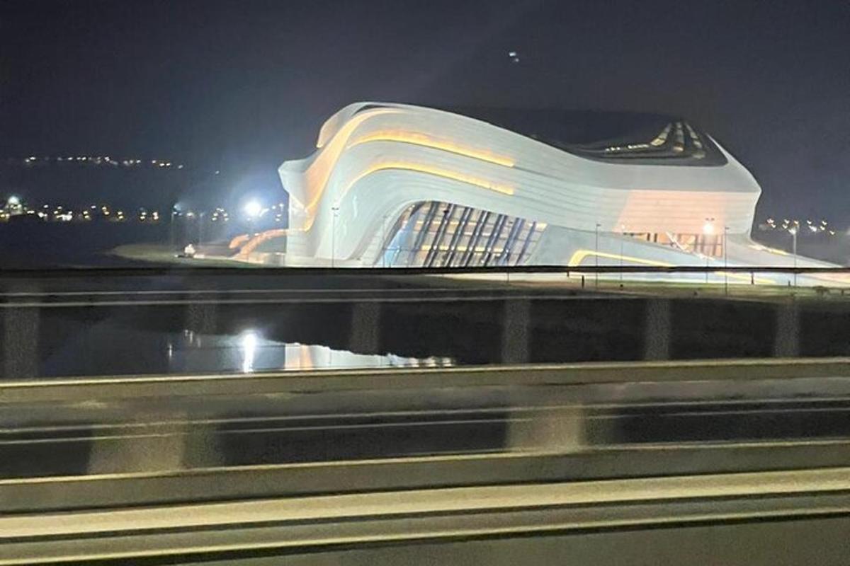 Un edificio con forma de guitarra por la noche.