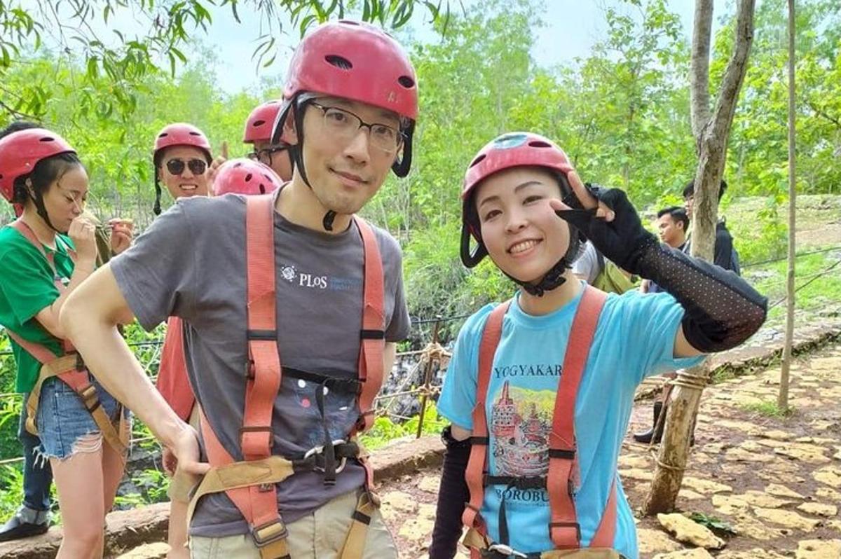skupina lidí v helmách na zipline