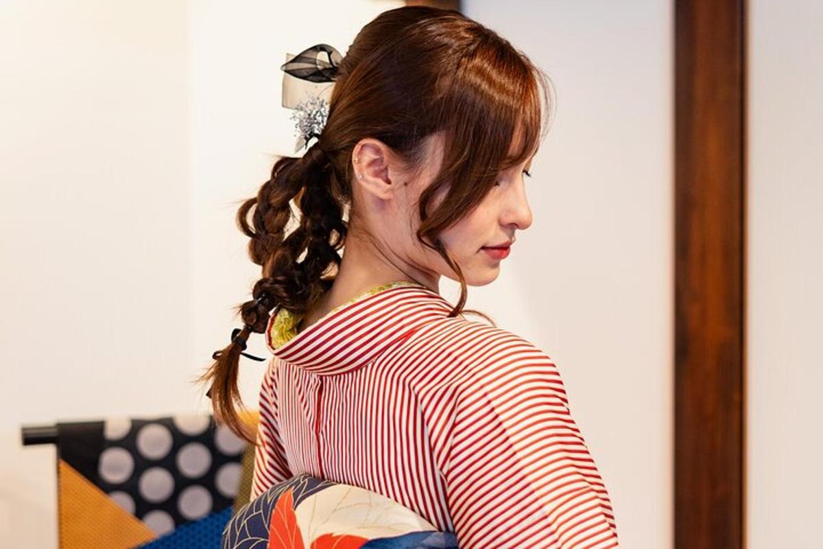 una donna con i capelli raccolti in una coda di cavallo