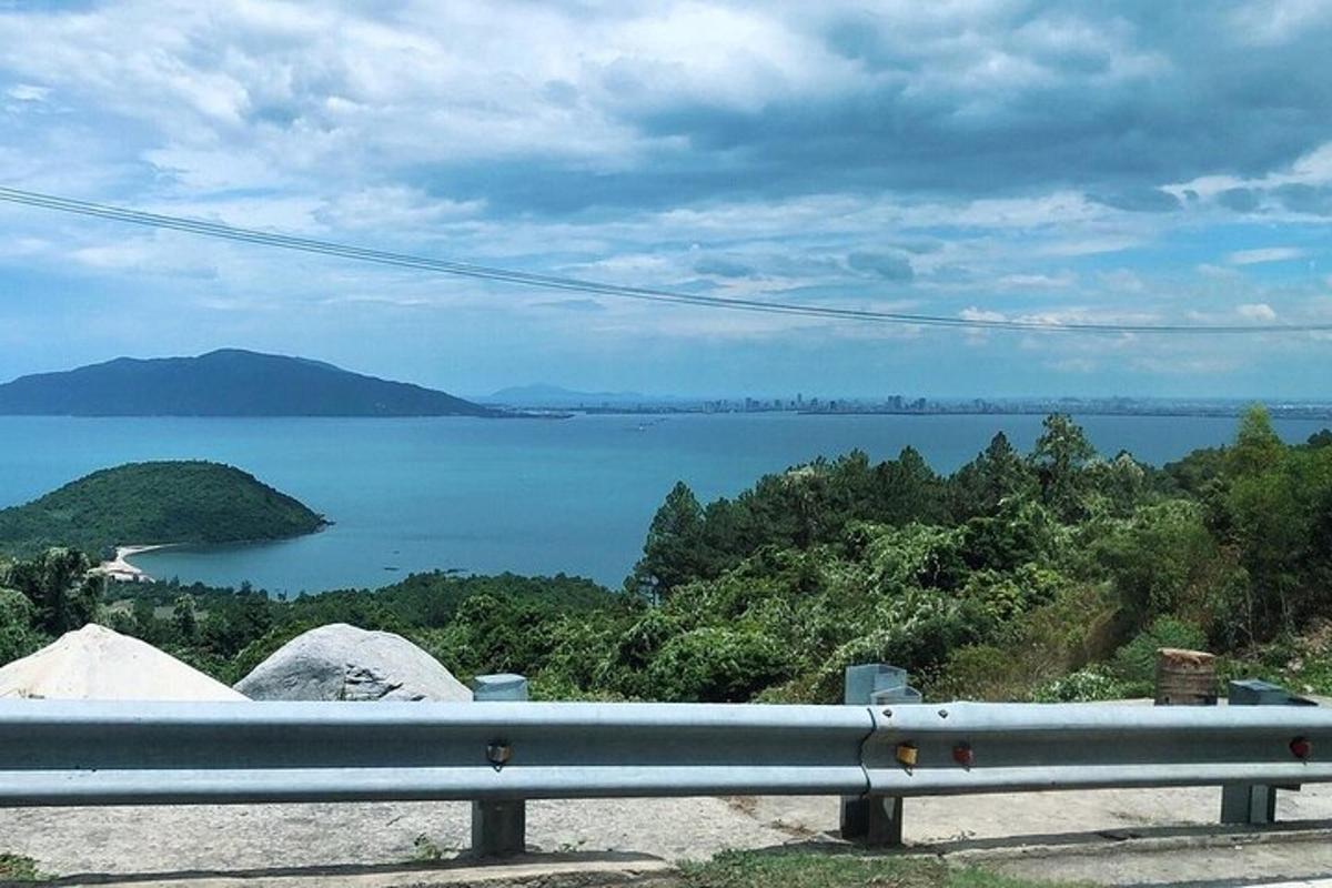 una vista di un grande specchio d'acqua da una strada