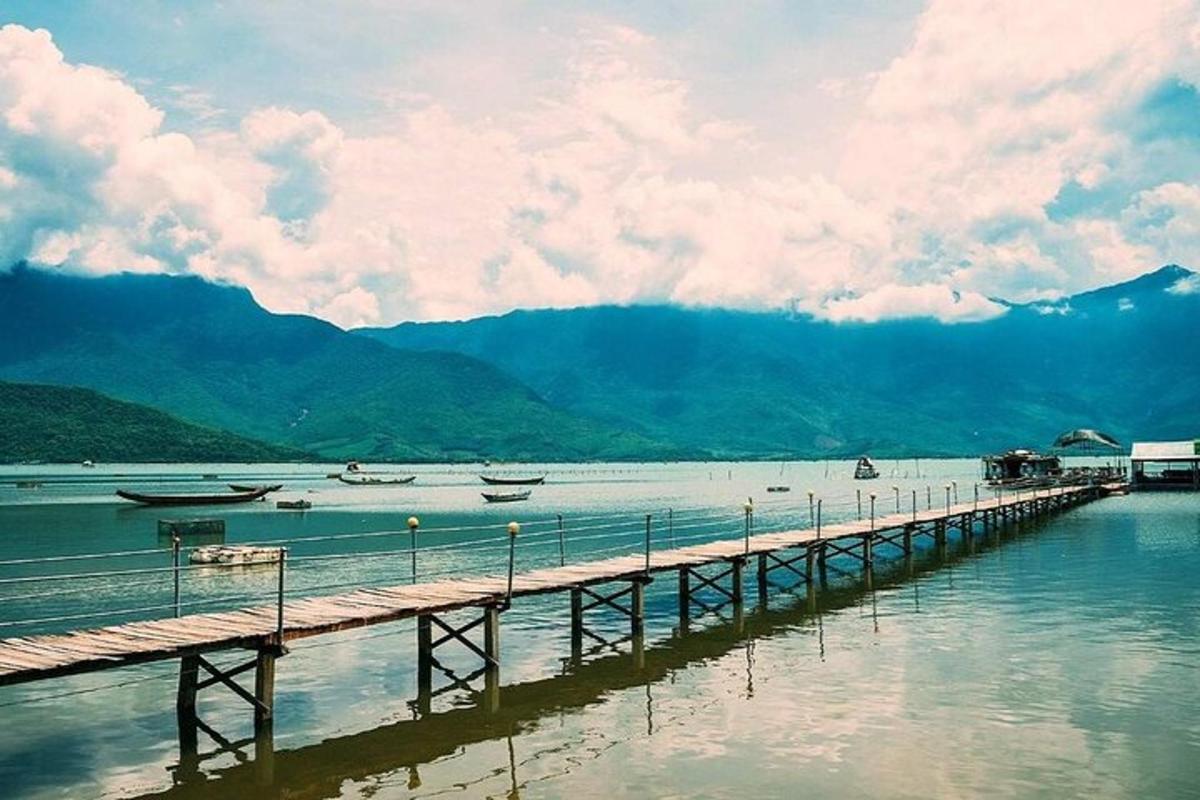 un molo in acqua con barche su di esso