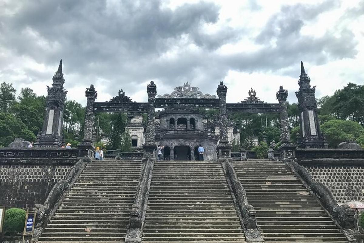 sebuah bangunan dengan sekumpulan tangga di hadapan