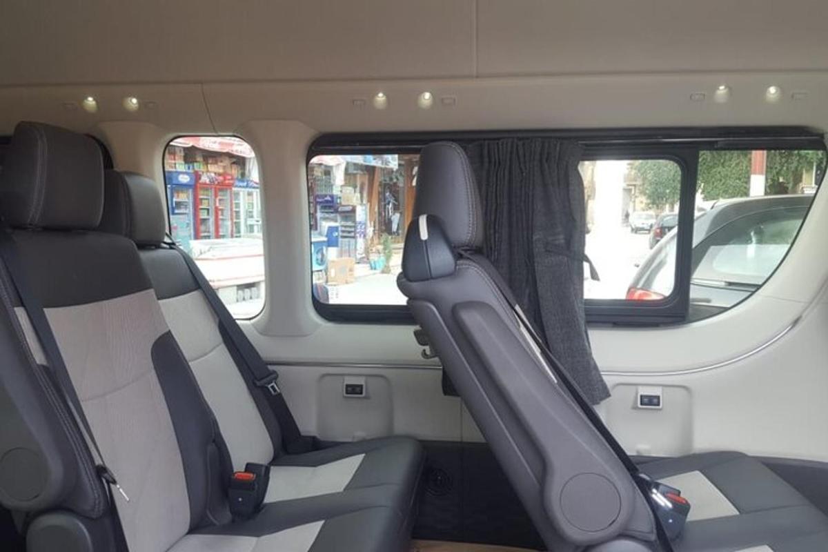 Una vista interior de una camioneta con los asientos traseros.