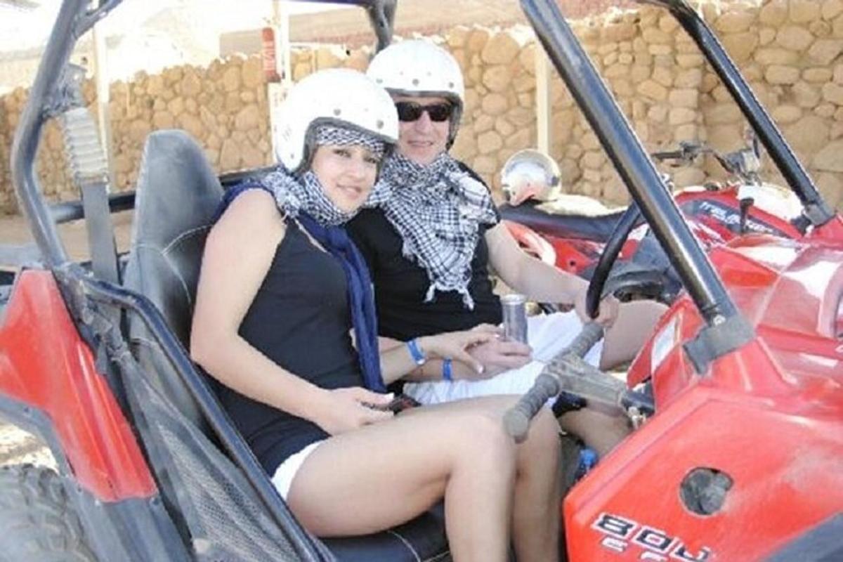 dvě ženy sedící na atrakci v golfovém vozíku
