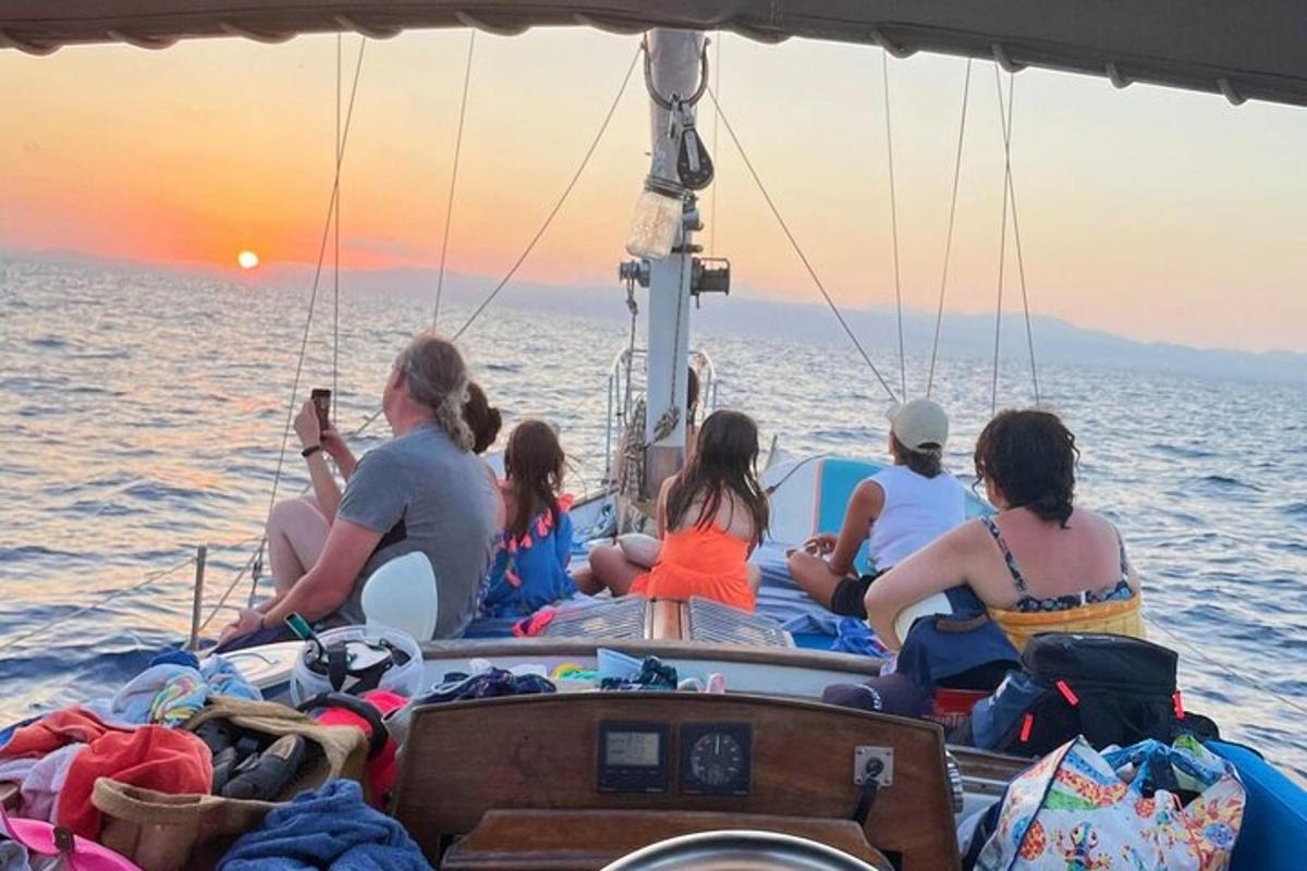 μια ομάδα ανθρώπων που κάθονται σε μια βάρκα στον ωκεανό