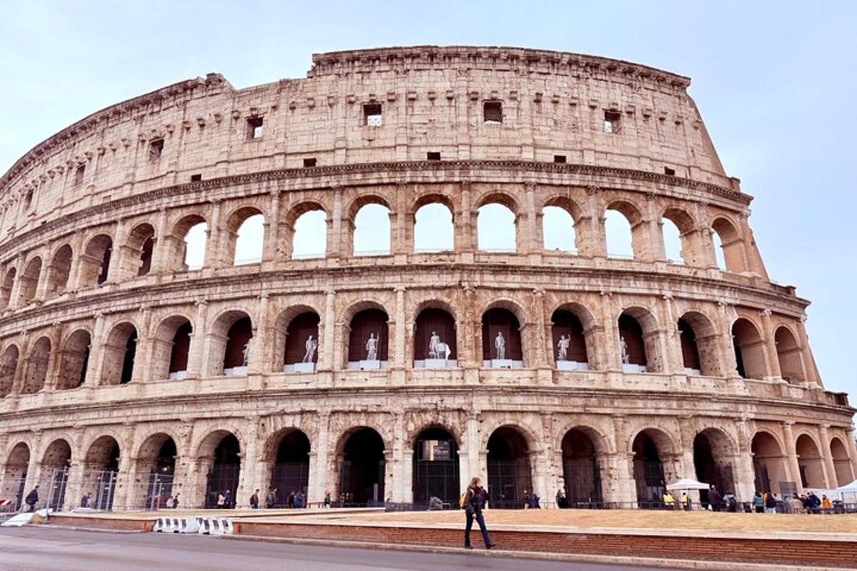 un uomo in piedi davanti al Colosseo