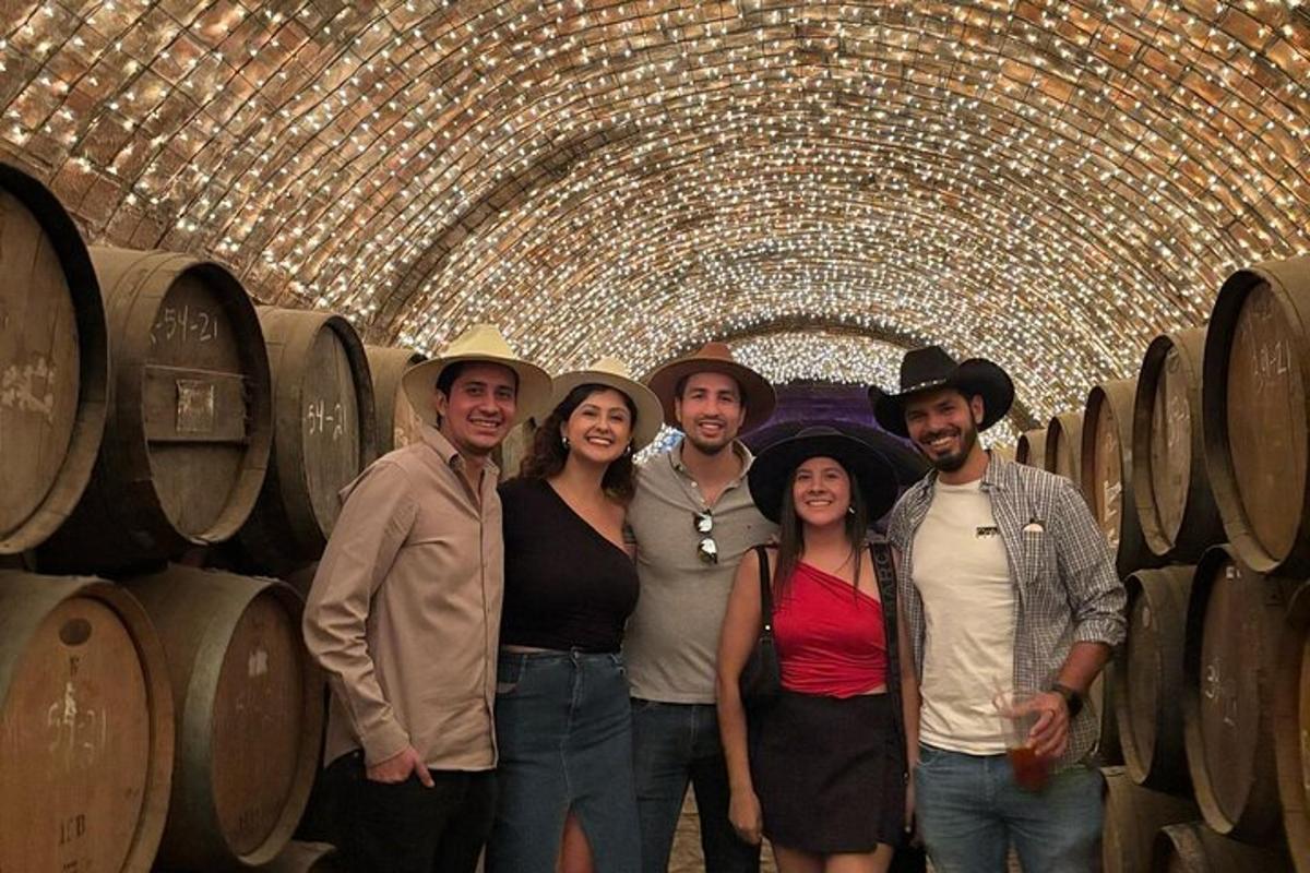 un gruppo di persone in piedi in una cantina vinicola