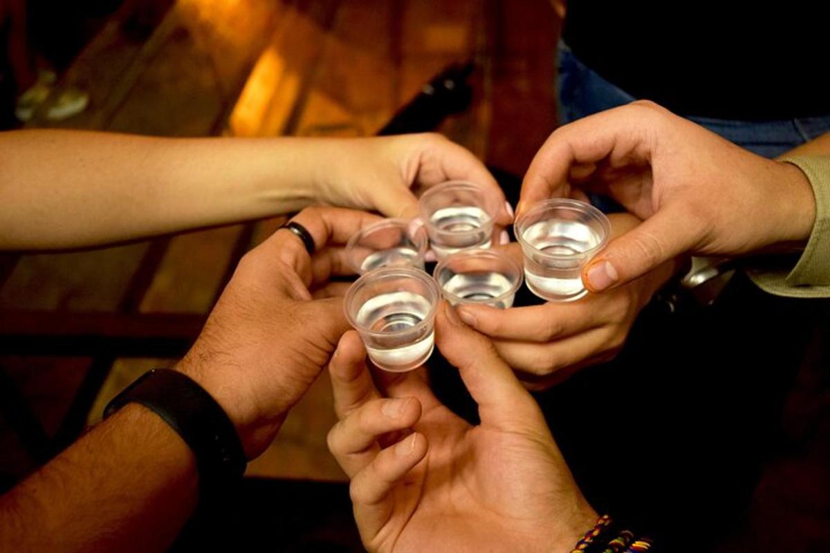 un gruppo di persone che sorreggono bicchieri di vino