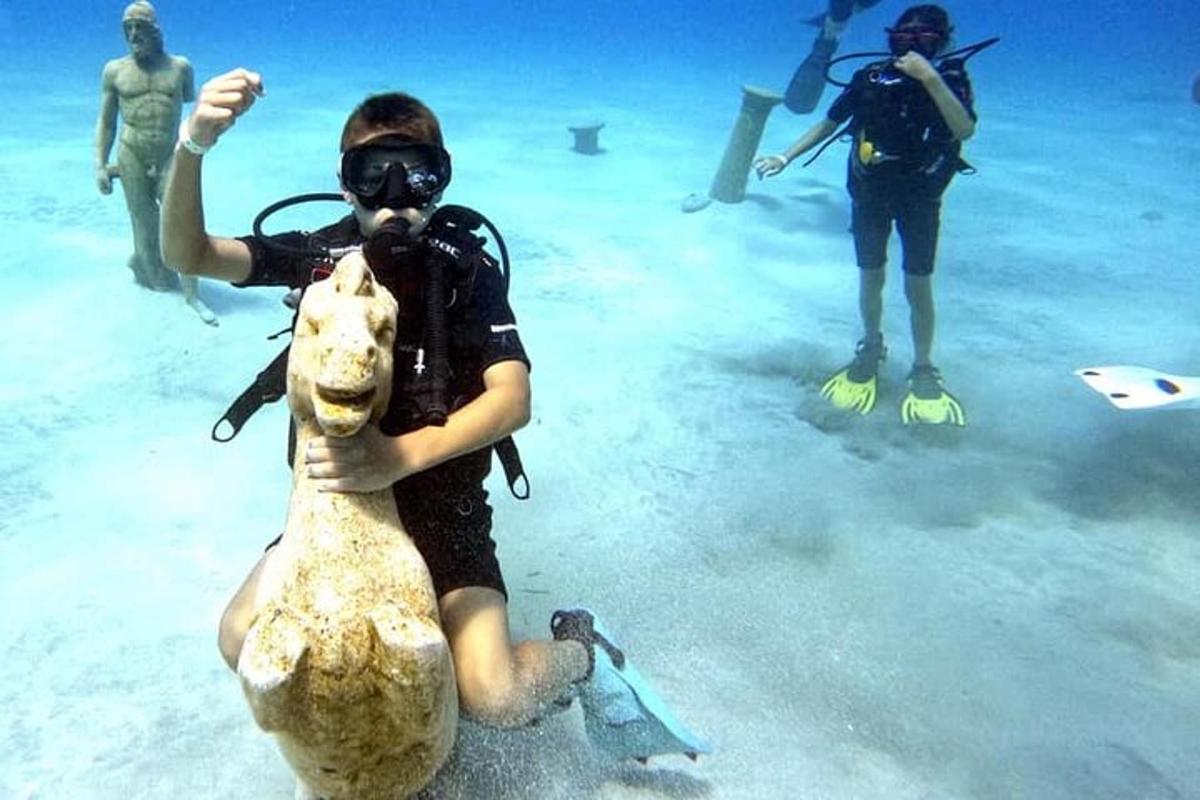 eine Gruppe von Menschen im Wasser mit einer Meeresschildkröte