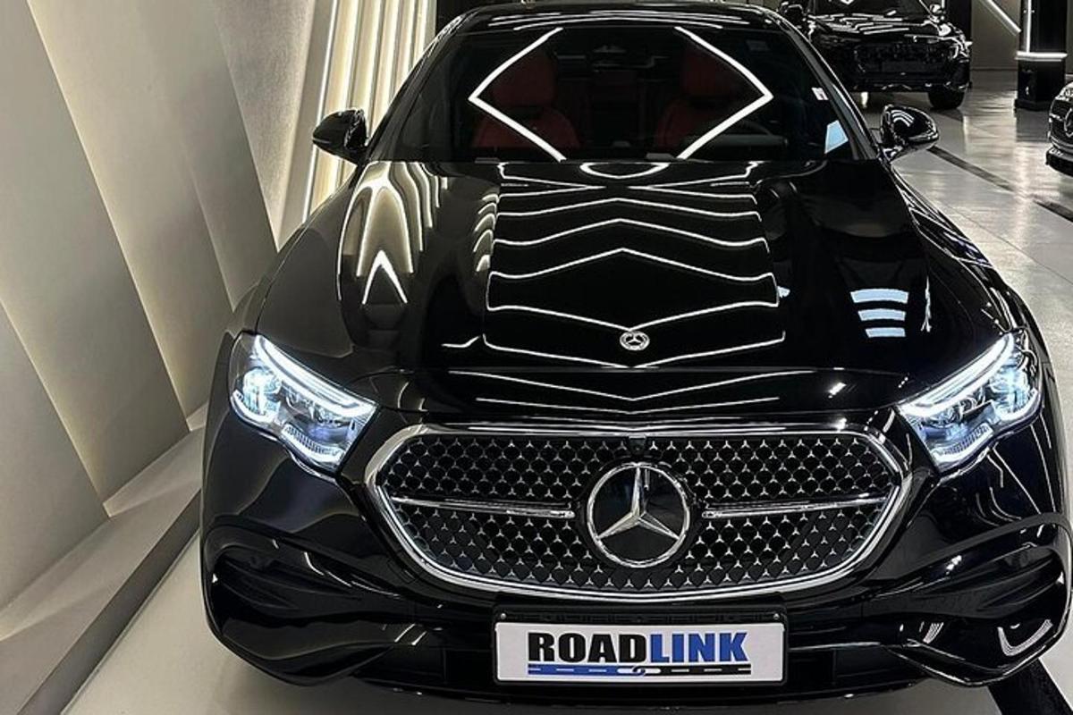 Svartur Mercedes Benz bíll lagður í herbergi