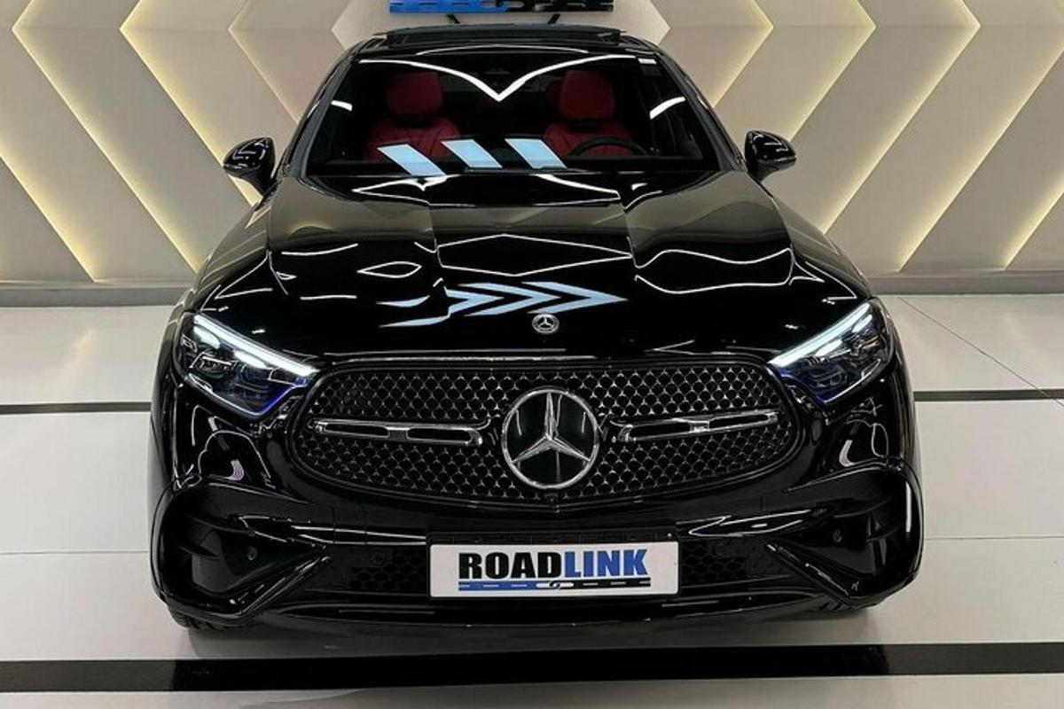 Svartur Mercedes Benz bíll lagður í herbergi