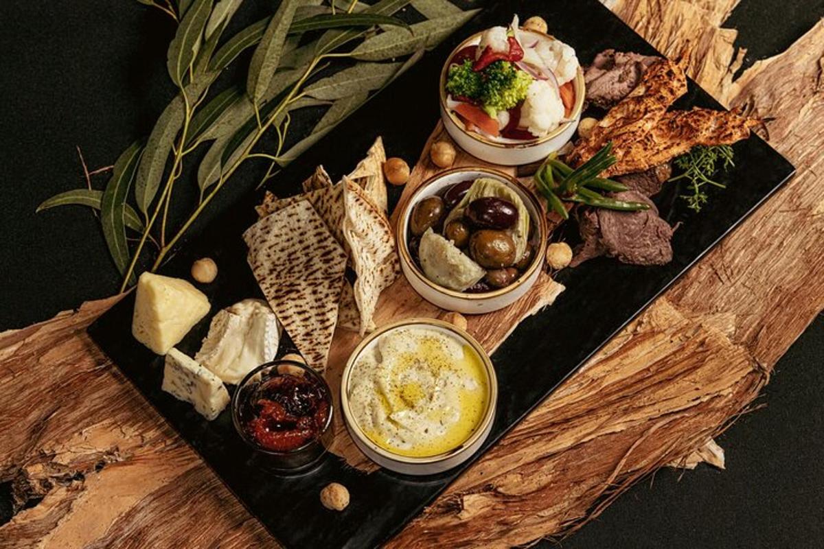 un vassoio nero con diversi tipi di cibo sopra