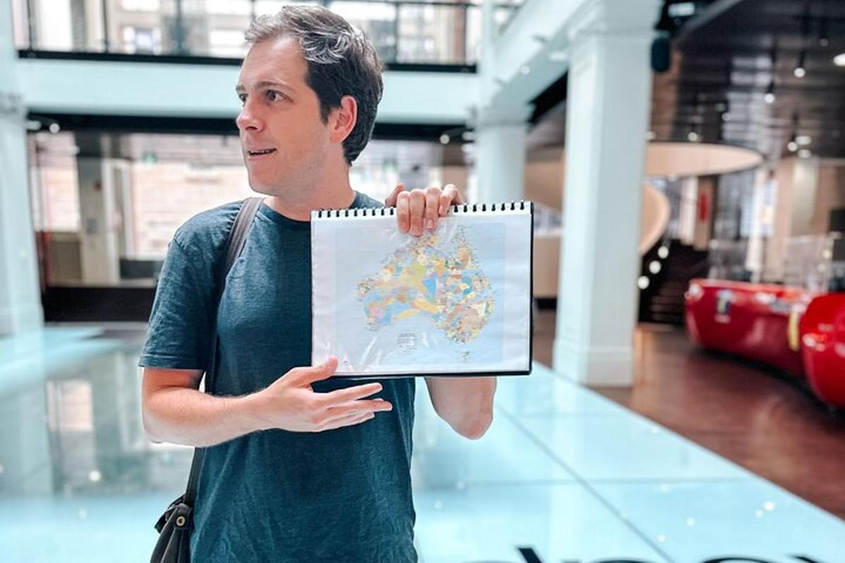 un uomo che tiene in mano un'immagine di Pokémon