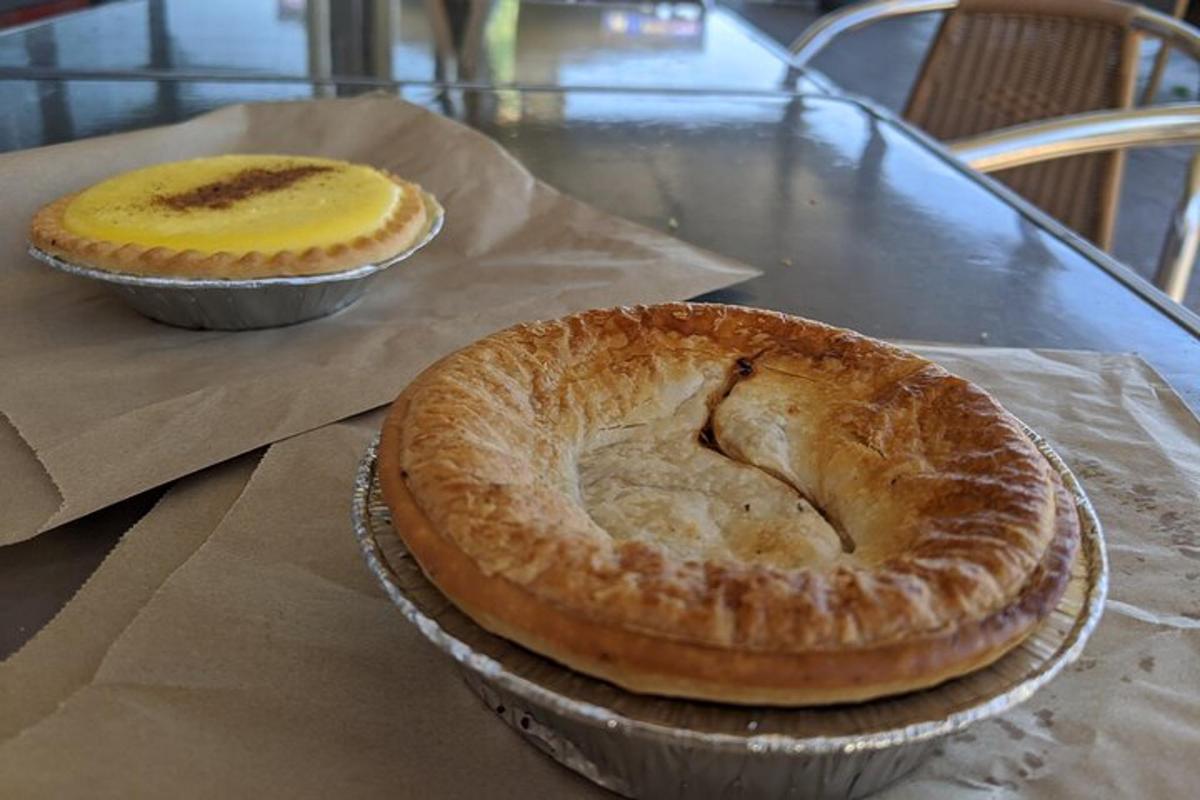 dos pastissos asseguts sobre una taula