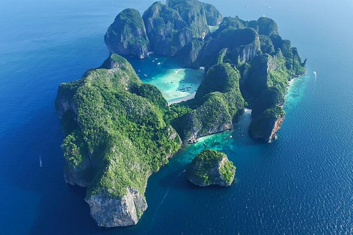 海洋中岛屿的鸟瞰图