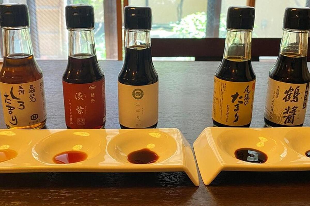 một nhóm chai rượu vang đặt trên bàn