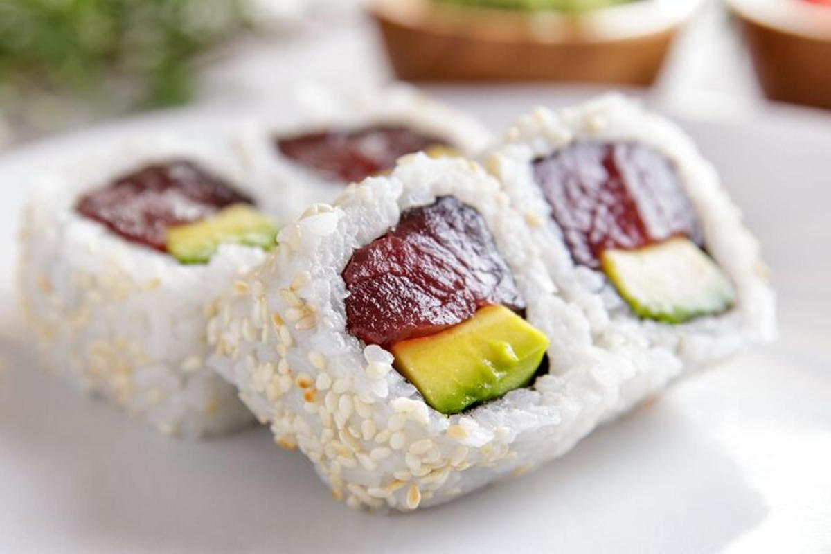 Skupina sushi sedících na bílém talíři