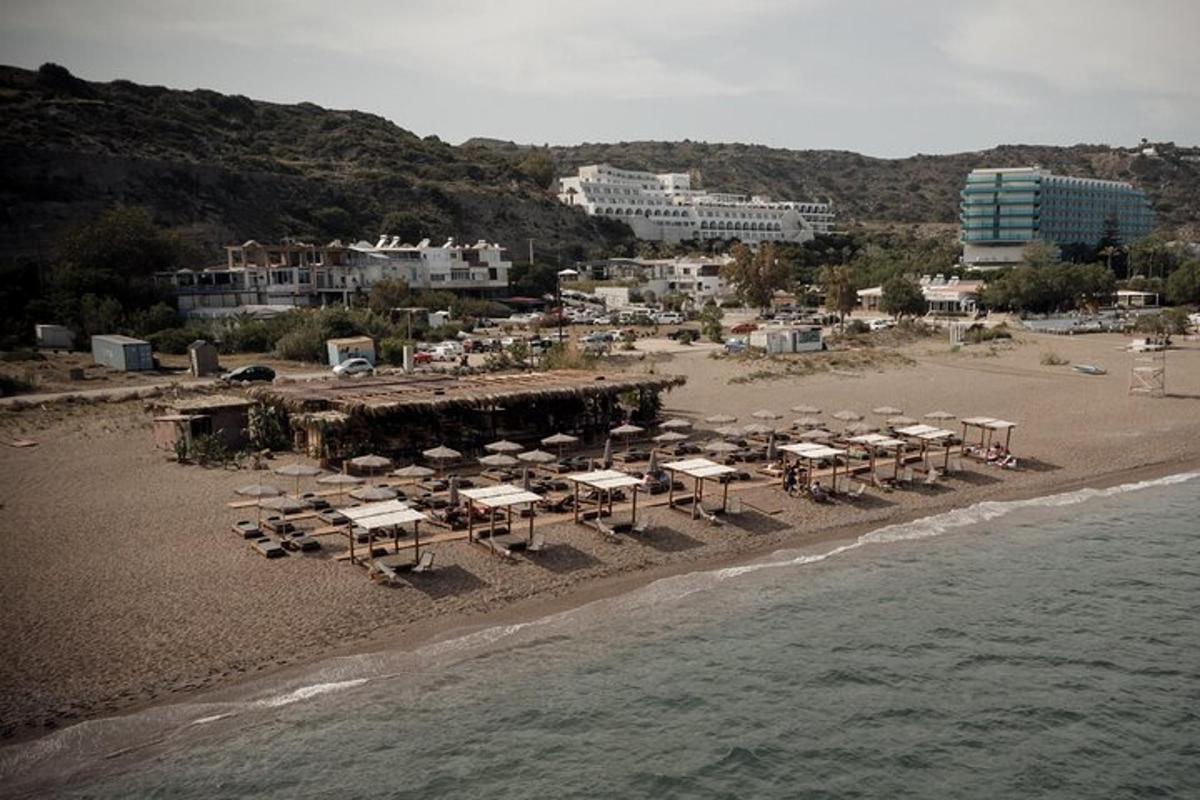 vista aèria d'una platja amb taules i cadires