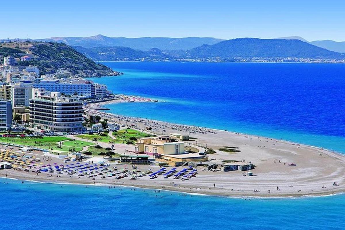 vista aèria d'una platja amb para-sols i l'oceà