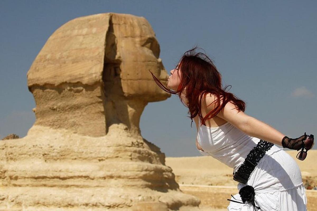 žena stojící před pyramidou