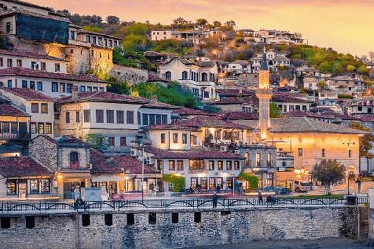 una città su una collina con un fiume e degli edifici