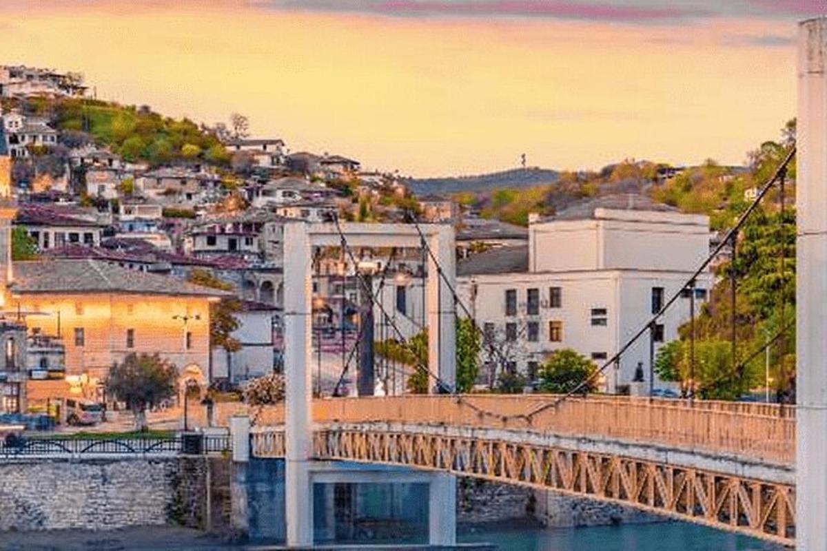 un ponte sopra uno specchio d'acqua con edifici