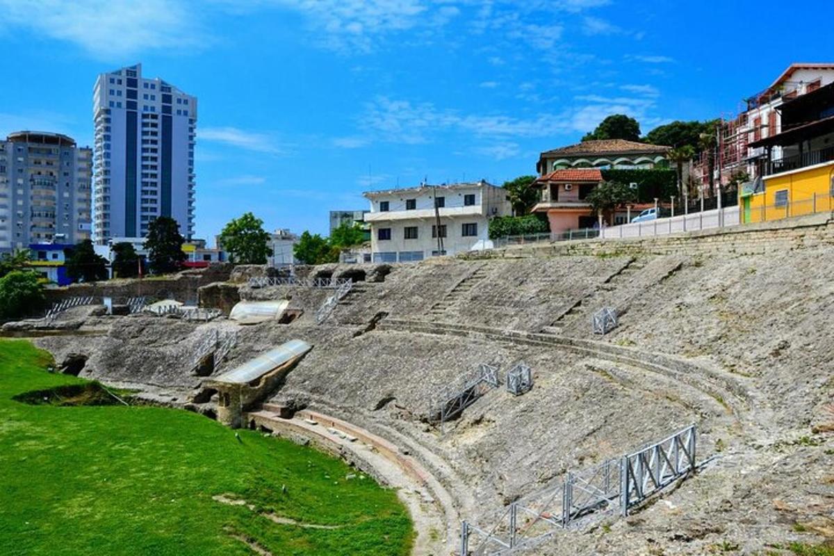 un antico anfiteatro in una città con edifici