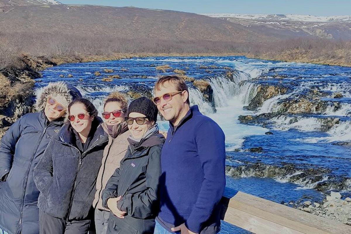 un grup de persones dempeus davant d'una cascada