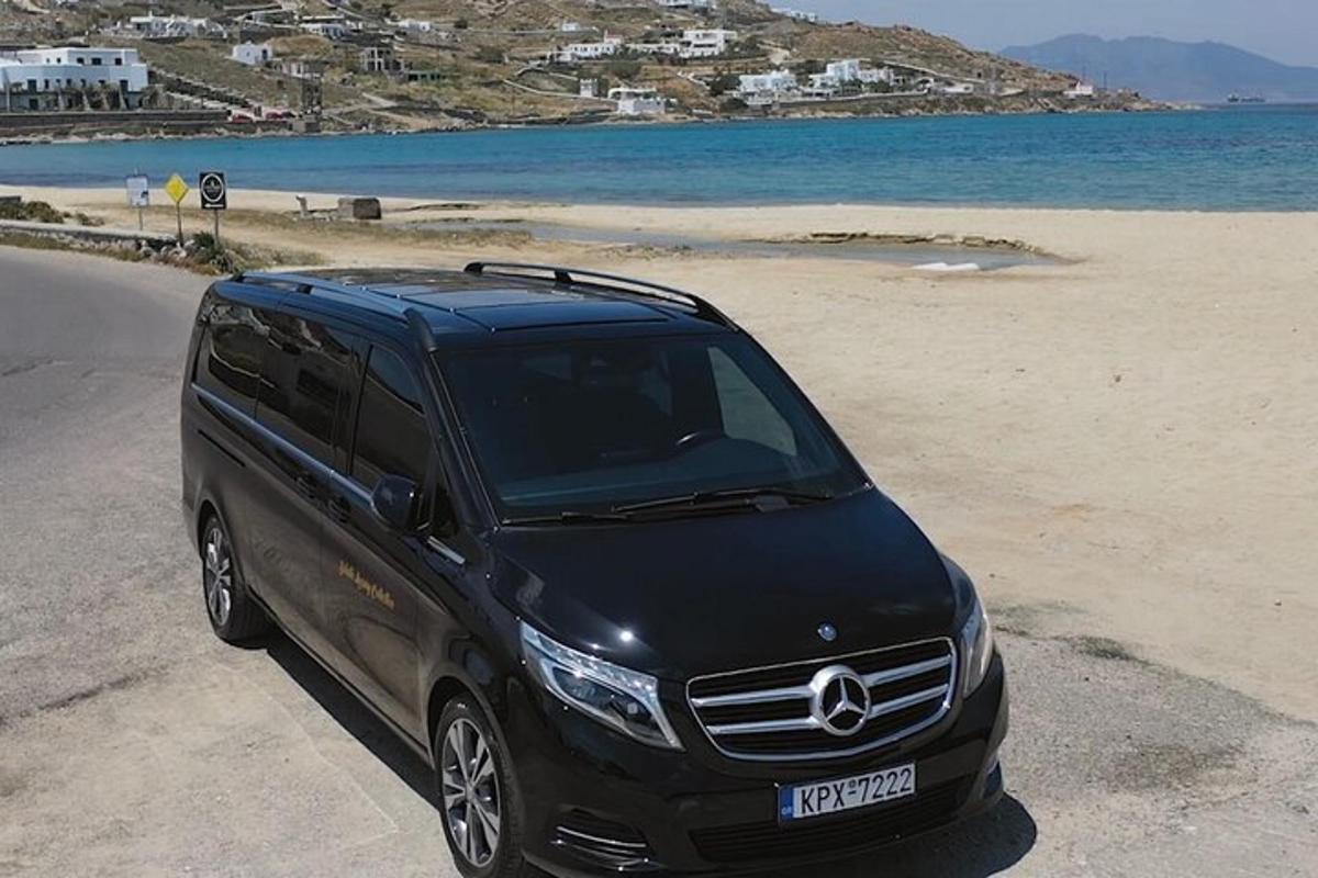 Črn tovornjak Mercedes Benz, parkiran na plaži