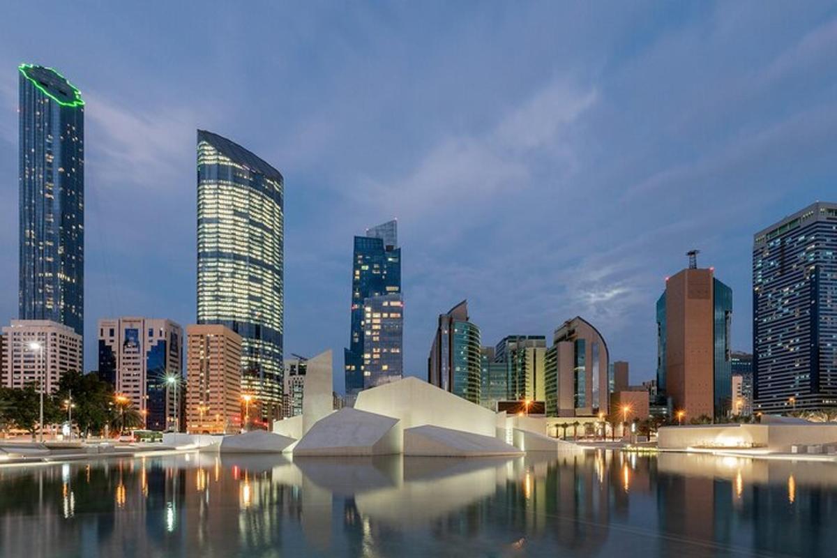 een uitzicht op de skyline van een stad met hoge gebouwen