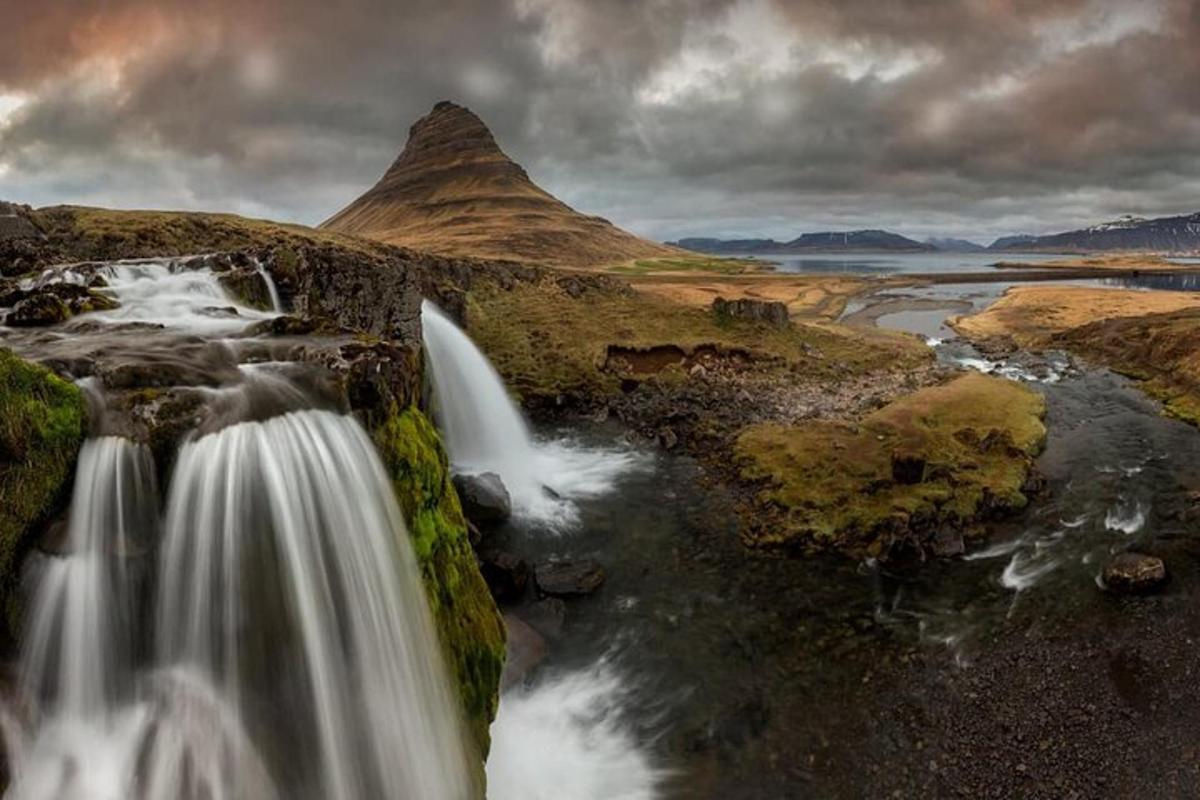 una cascada en la ladera de una montaña