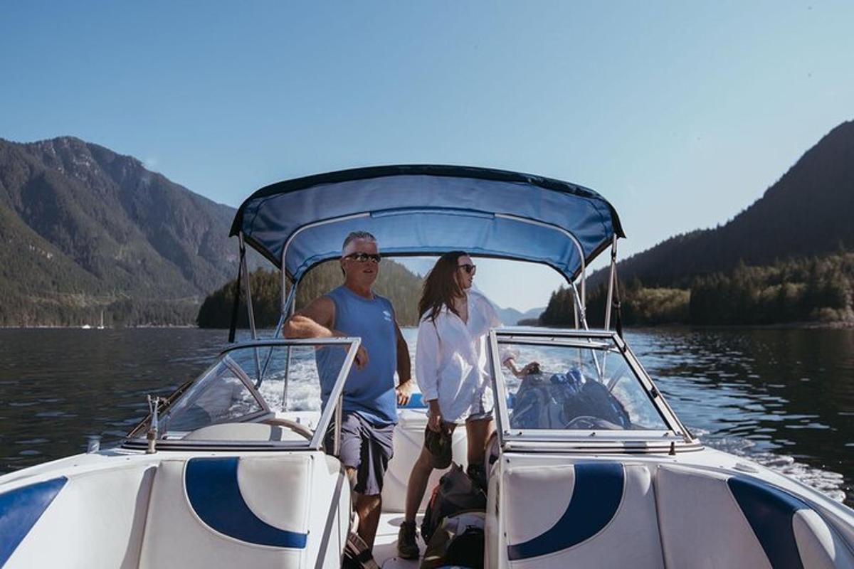 un uomo e una donna su una barca su un lago