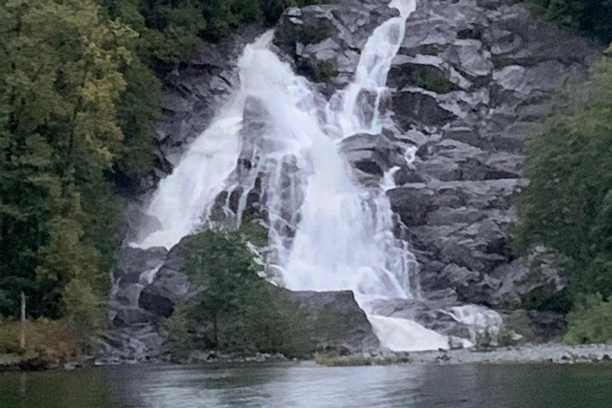 una cascata sul fianco di una montagna rocciosa