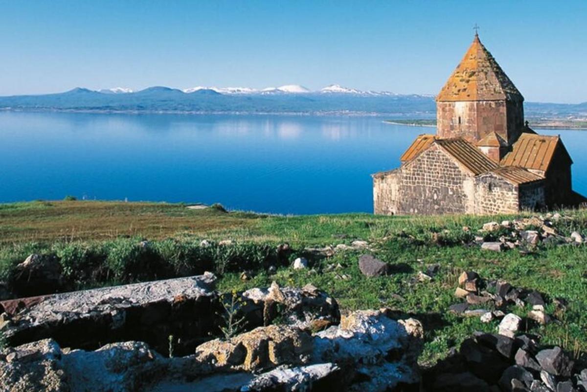 gömul kirkja við bakka vatnsins