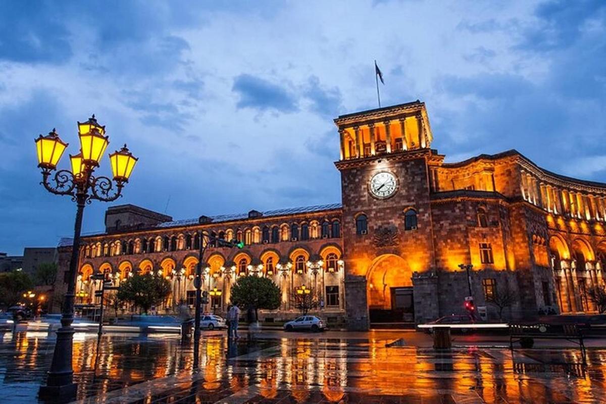 một tòa nhà lớn có tháp đồng hồ trên đỉnh