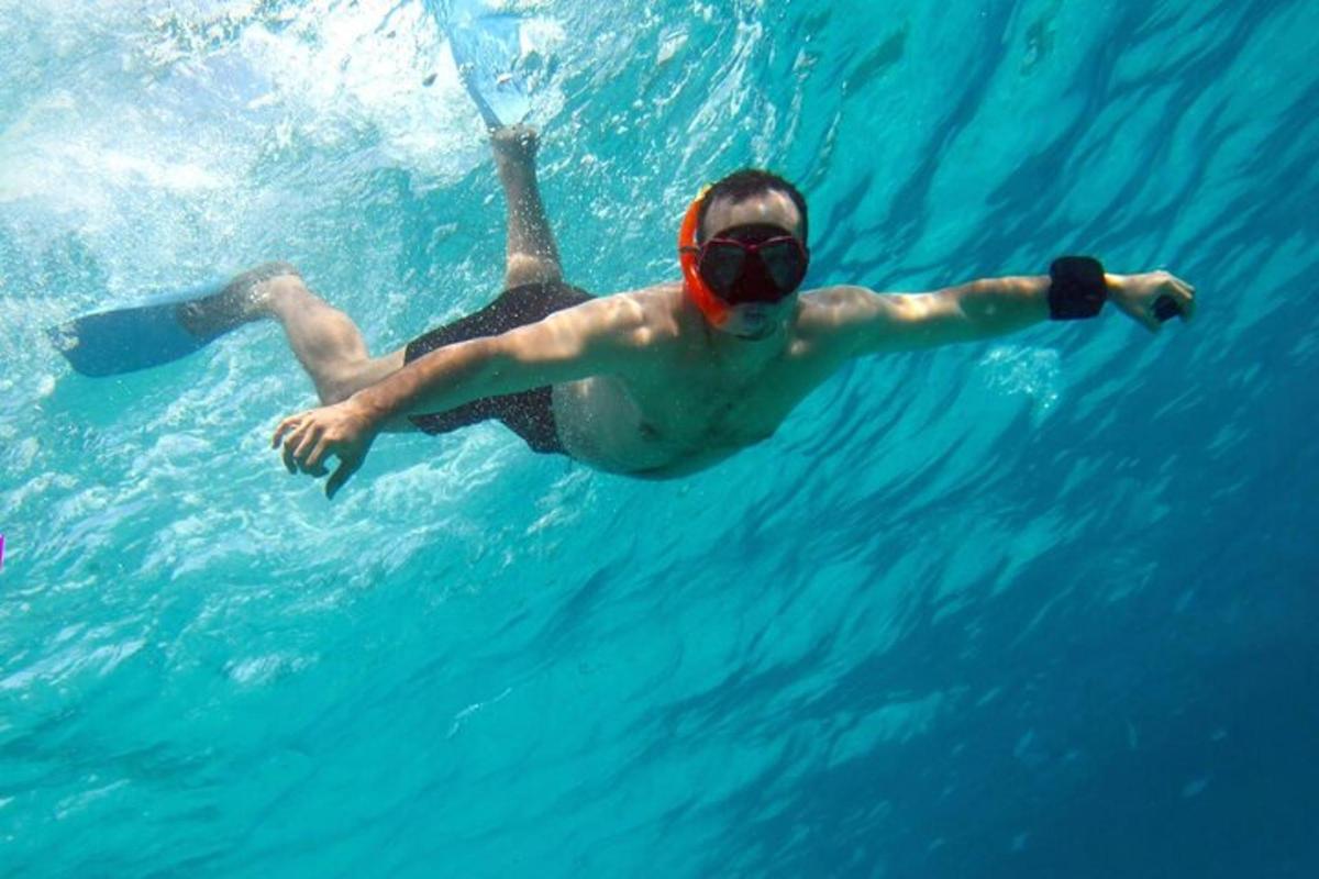 ein Mann in einem Badeanzug und einer Schwimmbrille schwimmt im Wasser