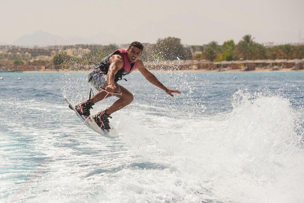 mężczyzna na desce wakeboardowej w wodzie