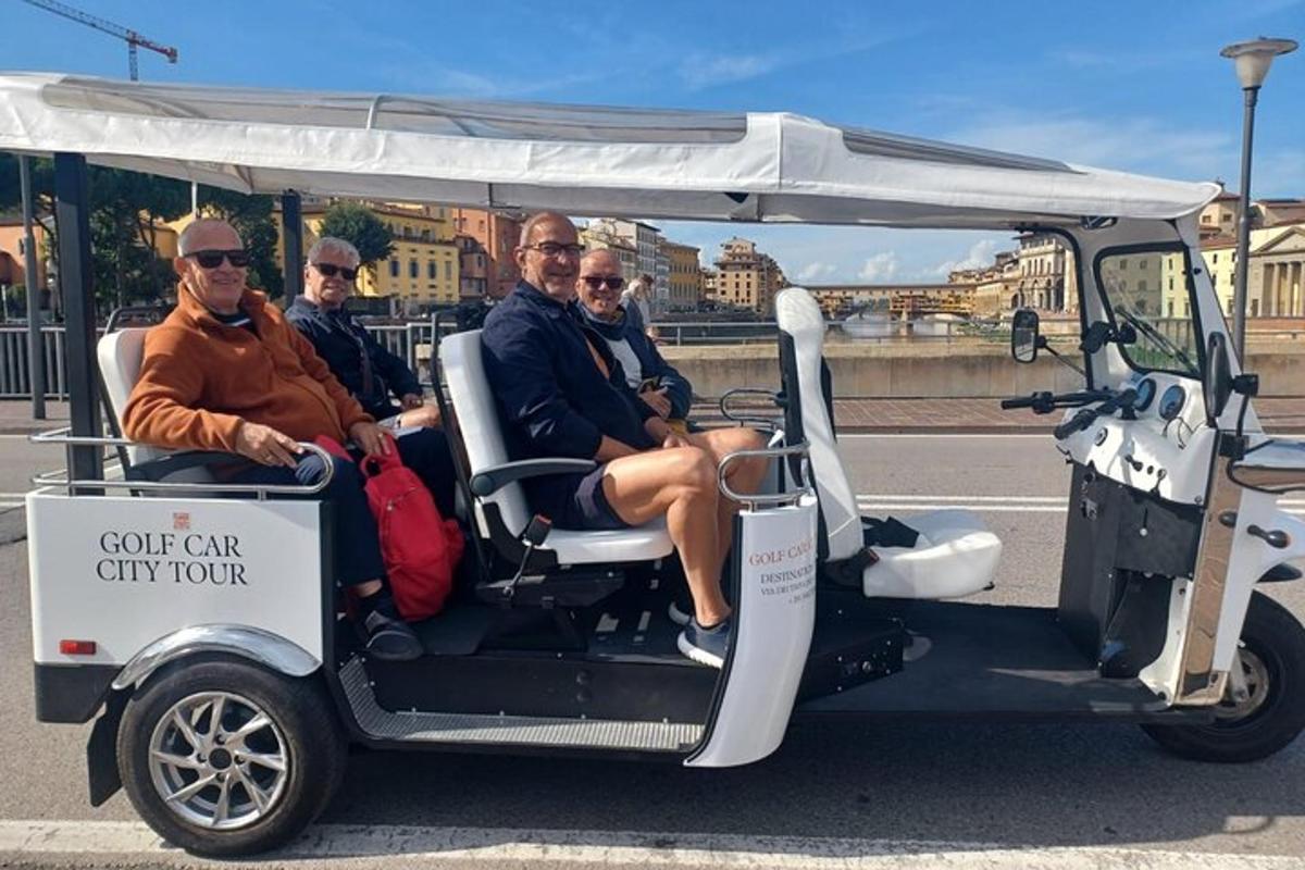 grupp mehi golfikäruga linnaekskursioonil