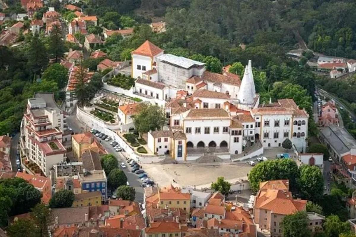 một góc nhìn từ trên không của một thị trấn có nhà thờ