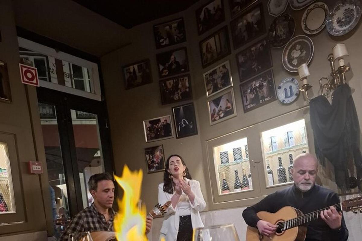 un gruppo di persone sedute in una stanza che suonano la chitarra
