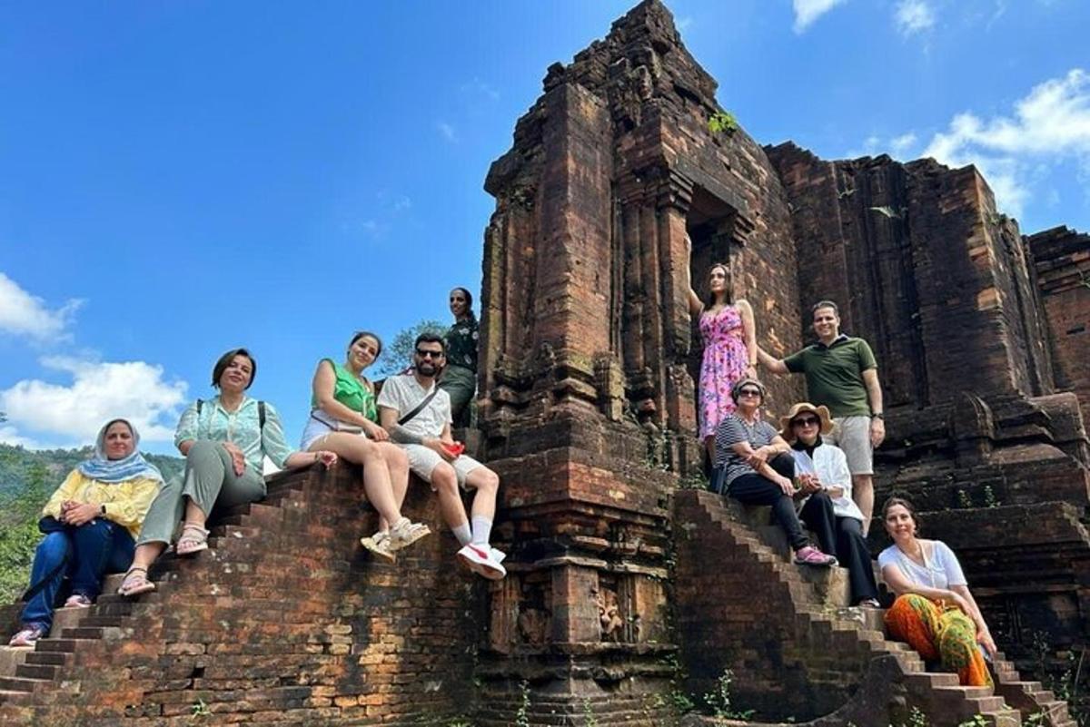 một nhóm người đang ngồi trên đỉnh tòa nhà