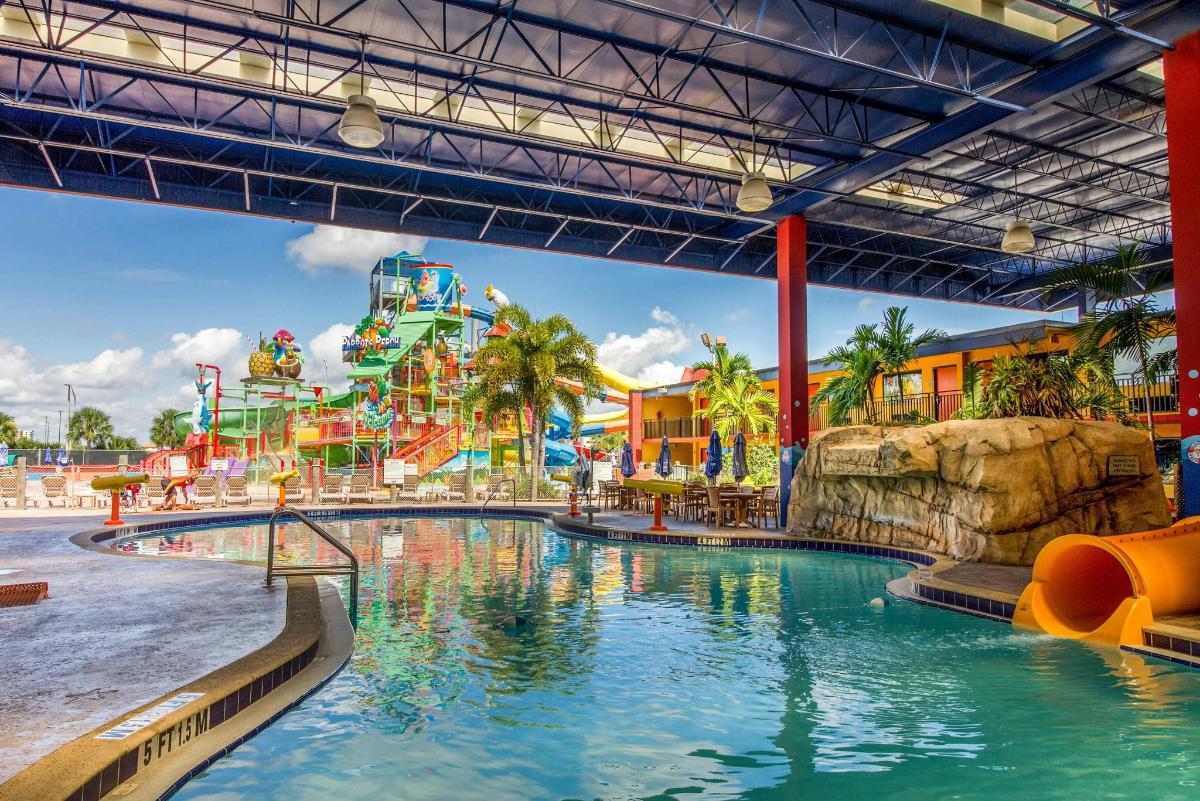 een waterpark in een pretpark met een waterglijbaan