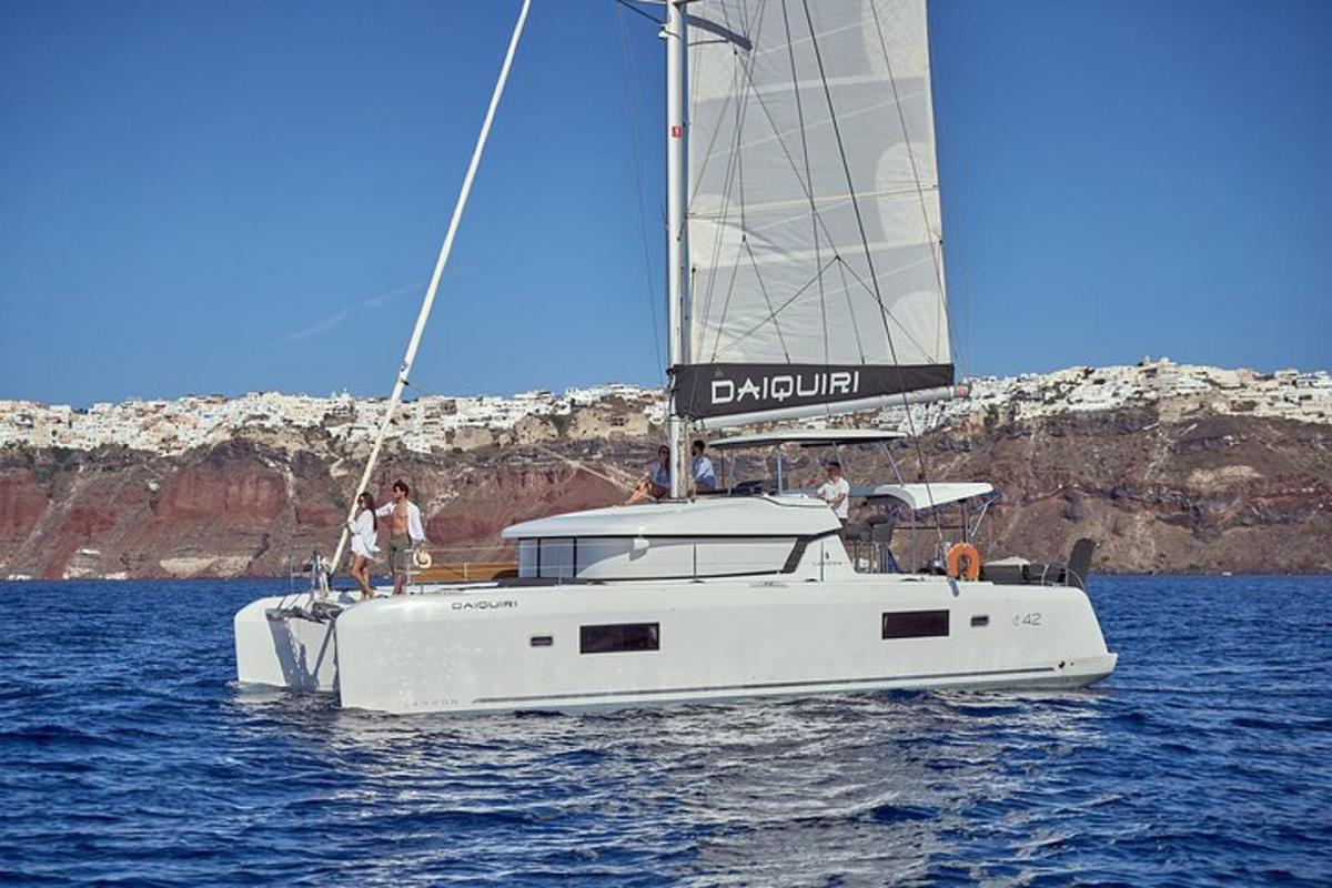 una barca bianca in acqua con persone a bordo