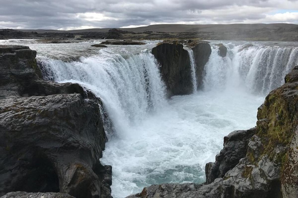 водопад усред реке