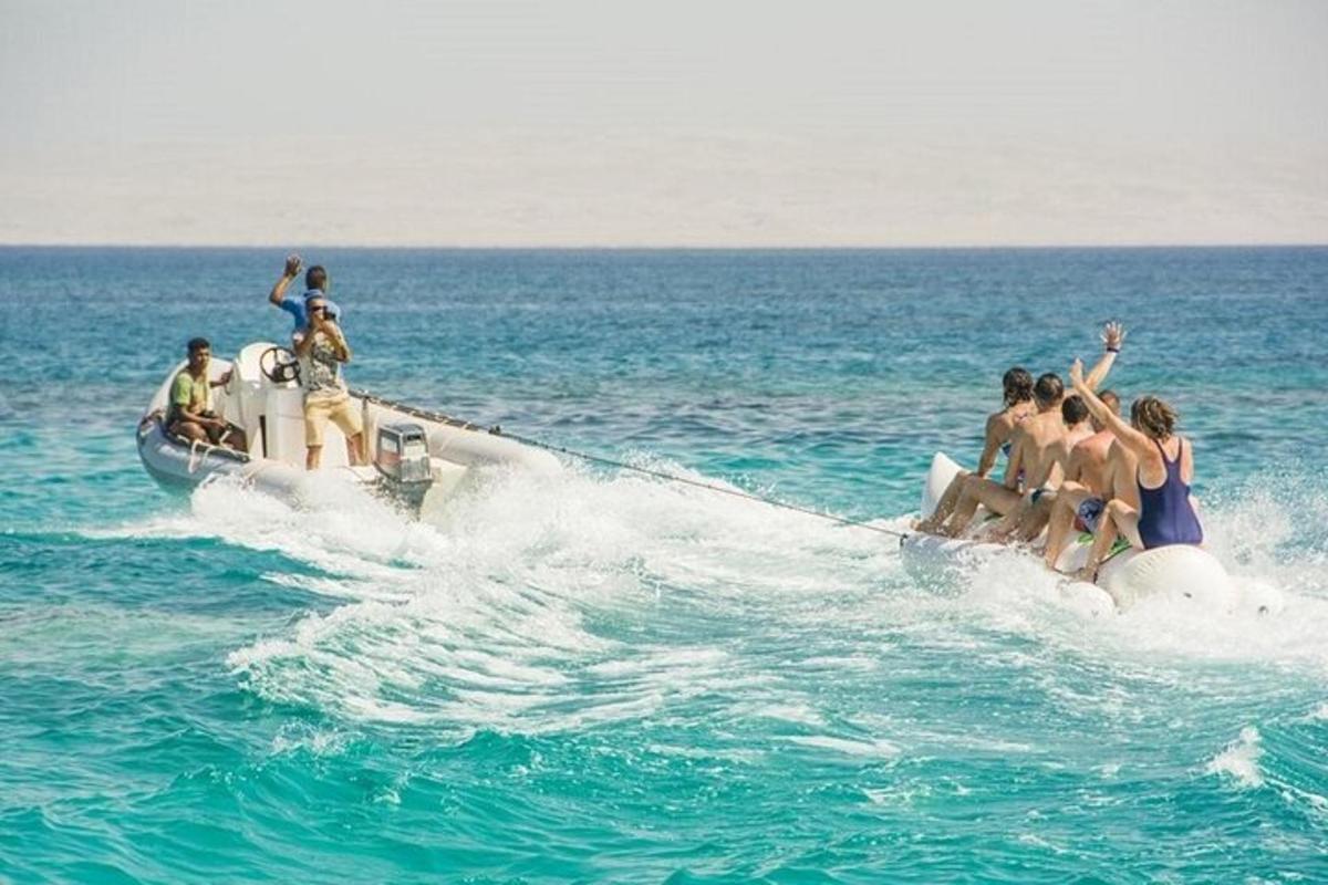 μια ομάδα ανθρώπων σε μια βάρκα στον ωκεανό