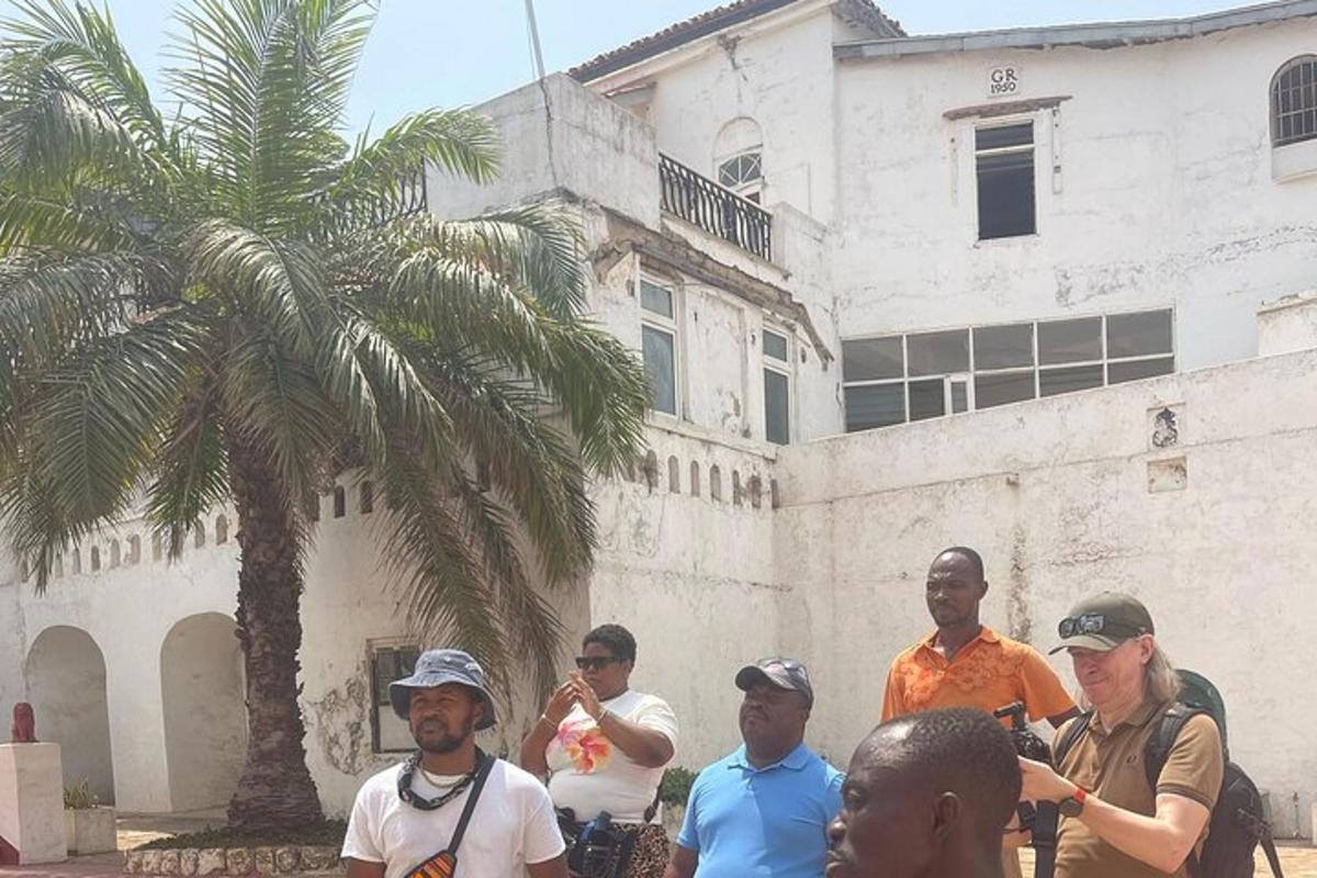 Un grupo de personas de pie frente a un edificio.