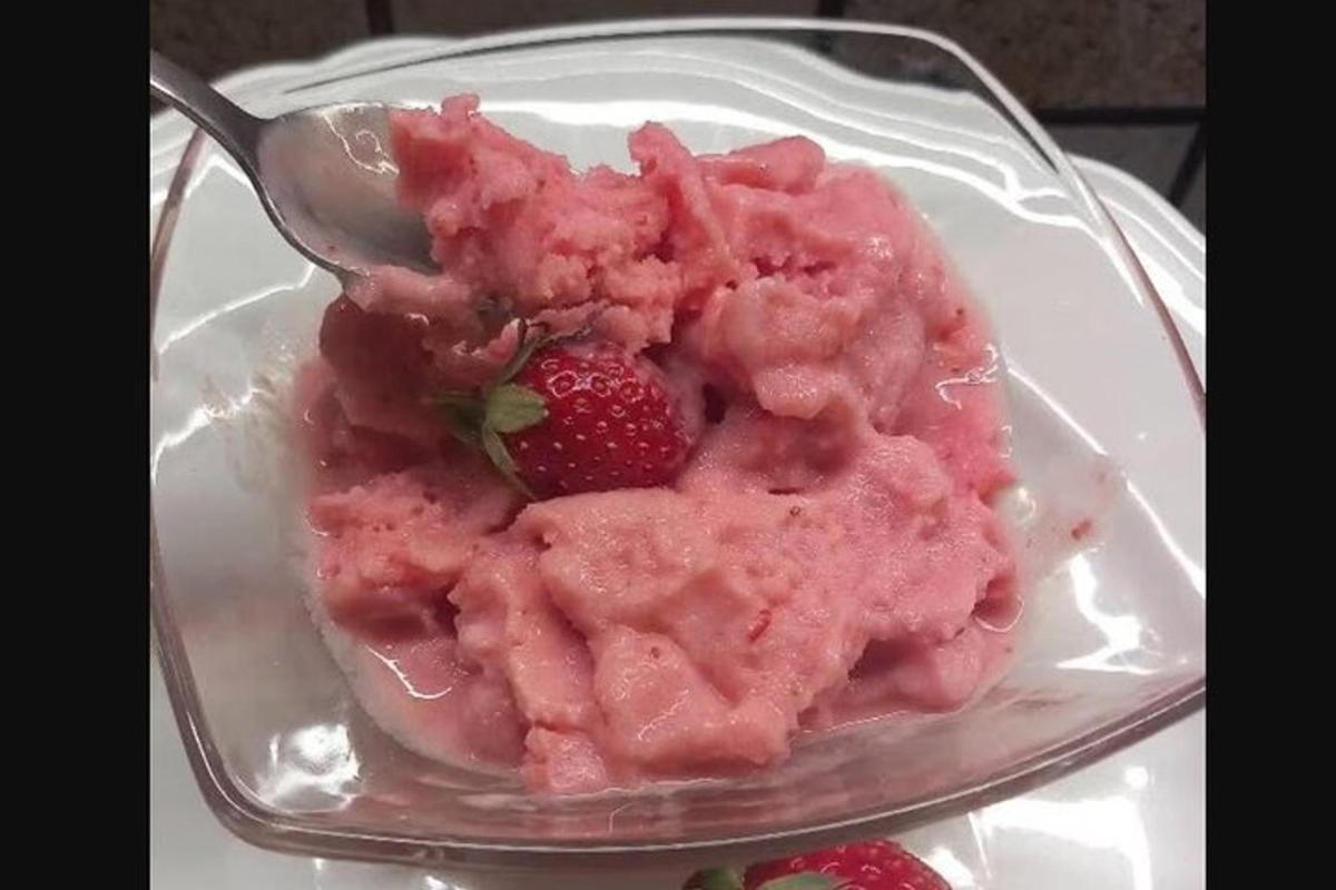 miska jahodové omáčky na talíři s lžící